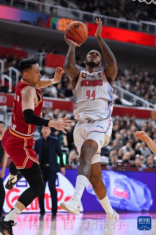 古德温控球过半场 右路突破上篮得手 古德温控球过半场 右路突破上篮得手